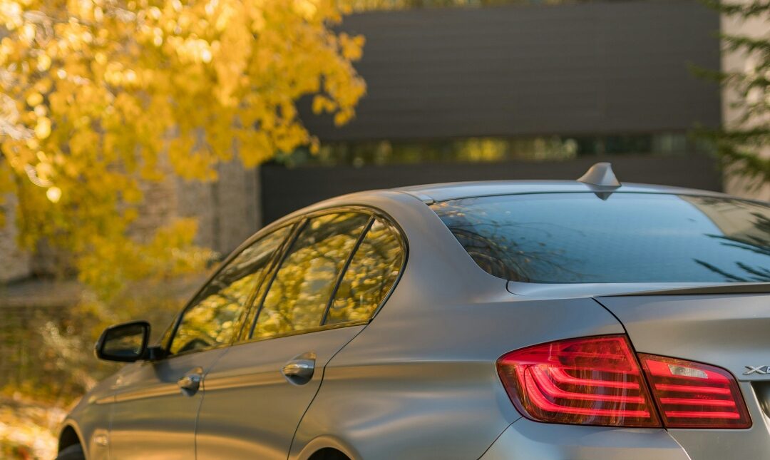 Realiza una revisión de tu coche una vez llegado el otoño