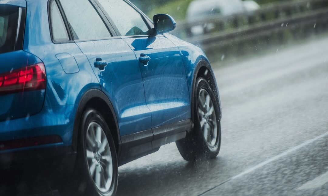 Cómo prevenir y actuar frente al aquaplaning: guía para conductores