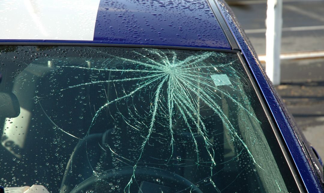 ¿Qué hacer si se daña una luna del coche?